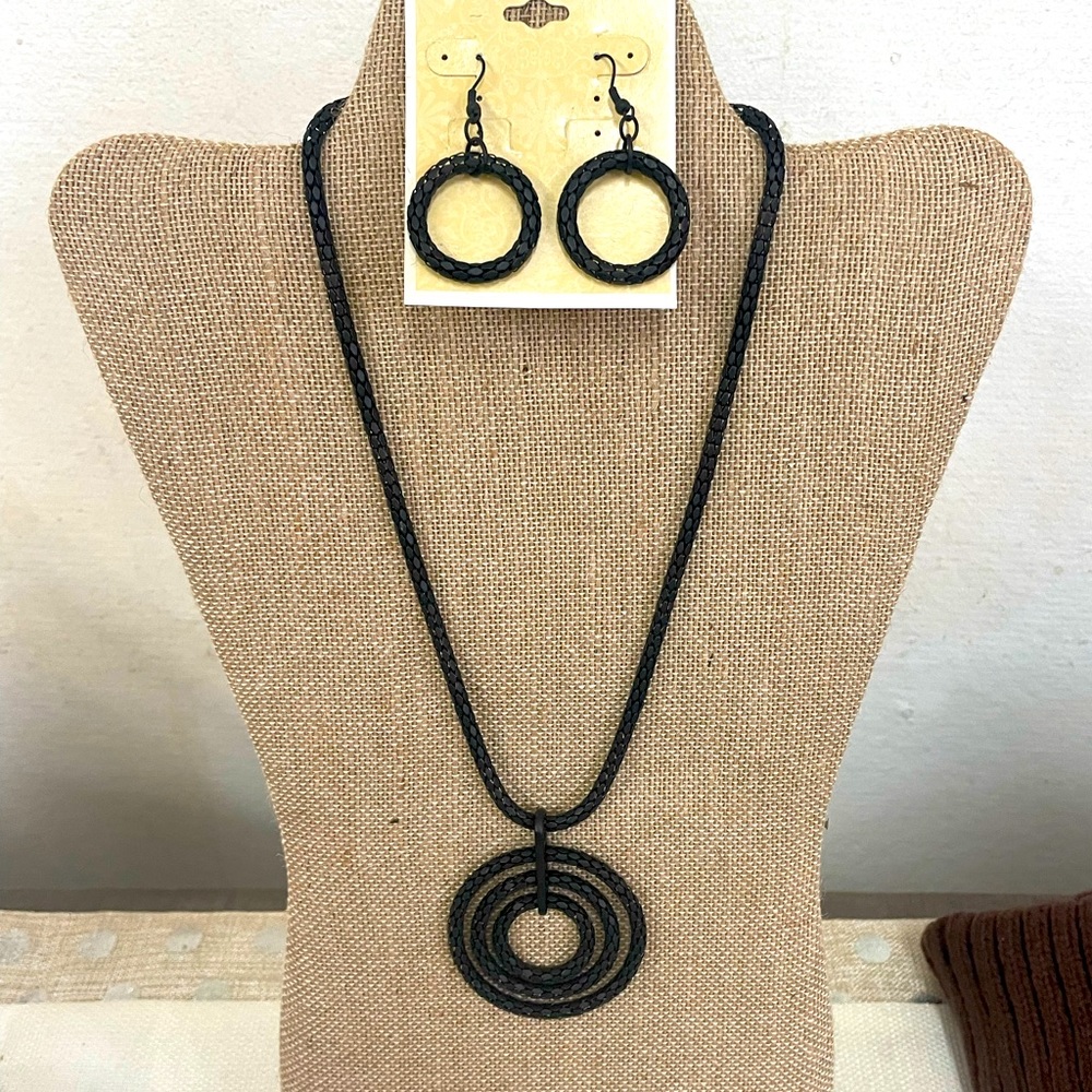 Necklace and earring set